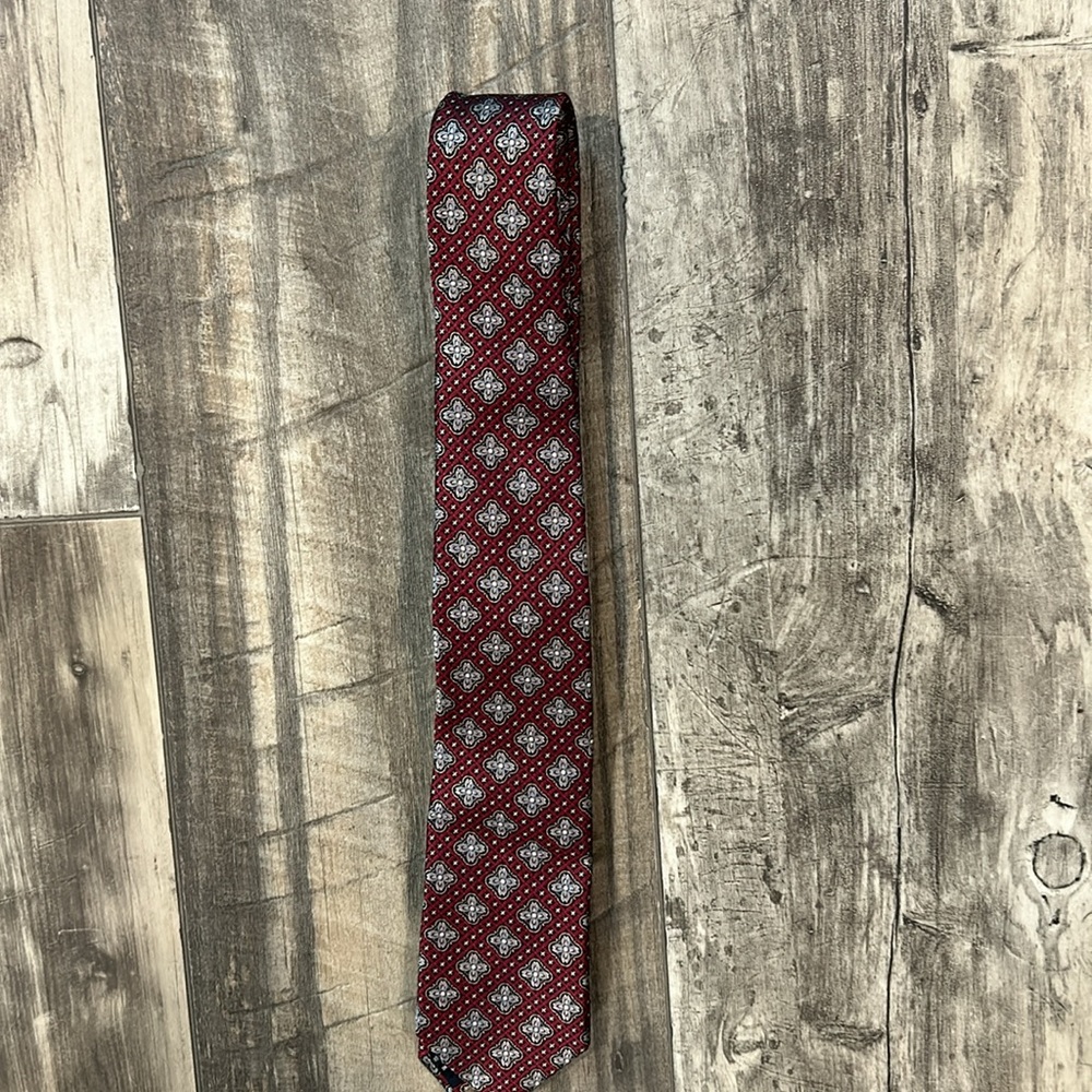 Jos A Bank men’s 100% neck tie red with a lovely cross like design 57”L x 3”W